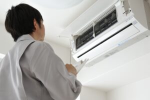 エアコン内部のカビ取りは定期的にエアコンクリーニング業者へ依頼しましょう。