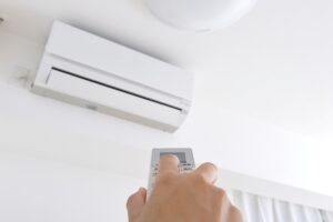 エアコンの掃除を放置していれば身体に悪影響を及ぼすことも。その原因であるカビを取るにはエアコンクリーニング業者がおすすめです。