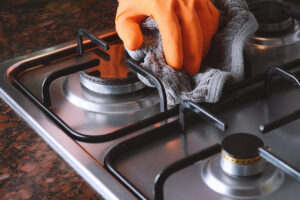ハウスクリーニングのキッチンを依頼することで長年中々落ちなかった頑固な汚れも綺麗にしてくれます。