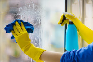 賃貸のベランダの窓ガラス掃除もハウスクリーニング業者に依頼できるのか。自身で掃除するのが困難な人は事前に確認しておきましょう。